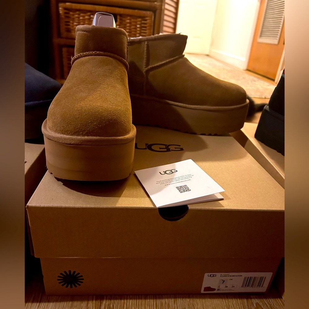 Lotsa UGGS! UGH I went a little nuts buying UGGS! These are Decker Uggs.. Size7